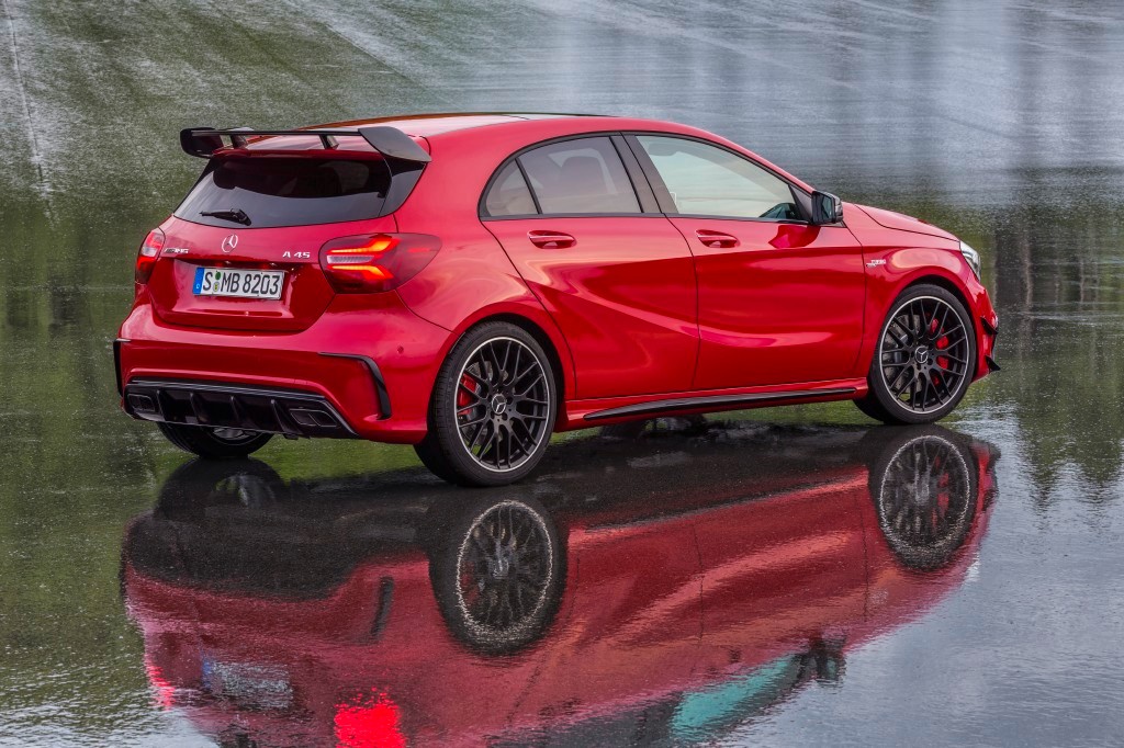 A 45 AMG (AMG Exklusiv), Jupiterrot; Interieur Schwarz / RED CUT A 45 AMG (AMG Exclusive), jupiter red, interior black RED CUT