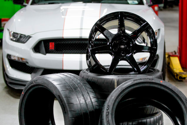 El Ford Shelby Mustang GT350R y sus espectaculares llantas de fibra de carbono 2