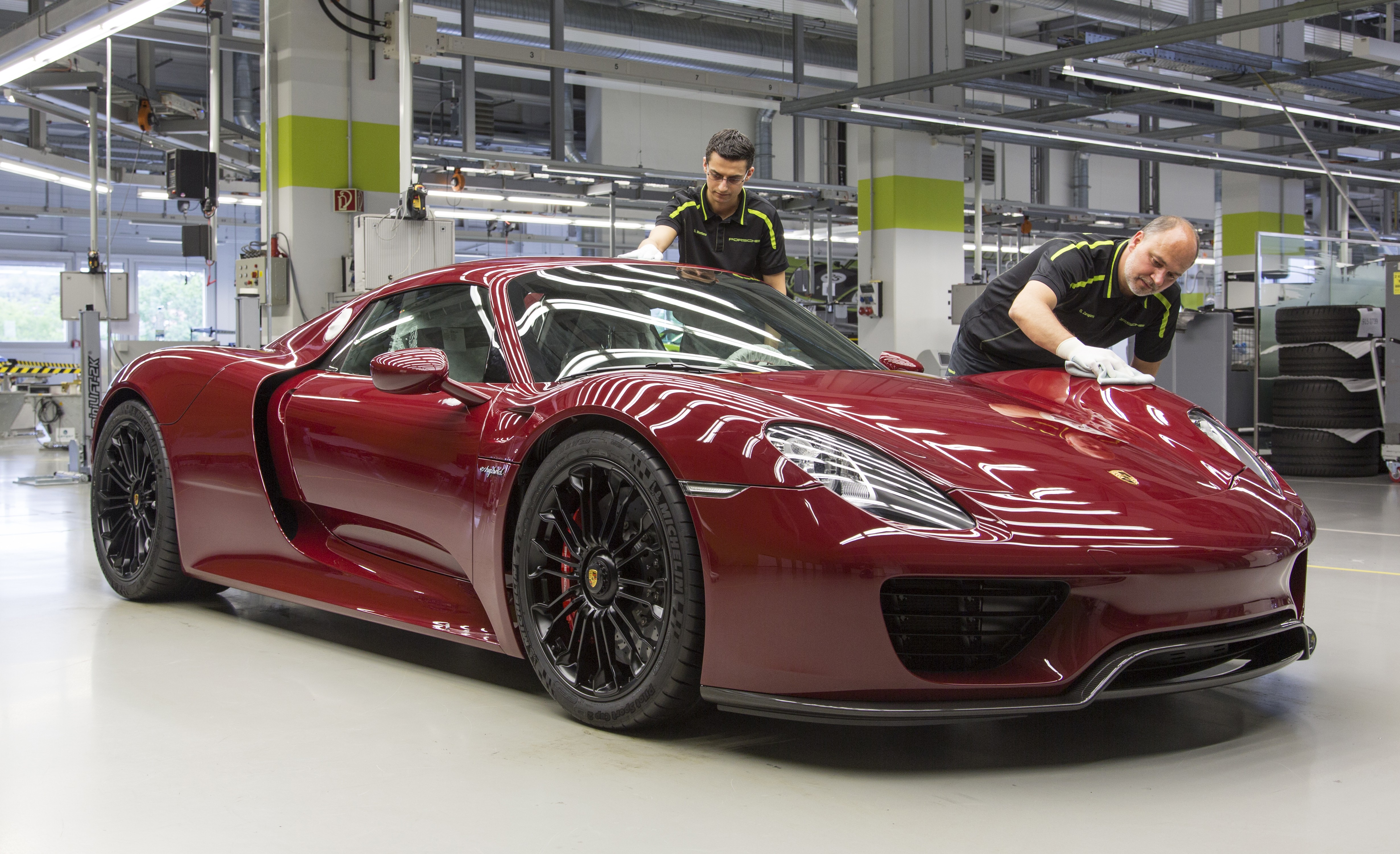 ¿Cuánto cuesta el V8 de 4.6 litros del Porsche 918 Spyder? ¿y un asiento? ¿y la caja de cambios? 3