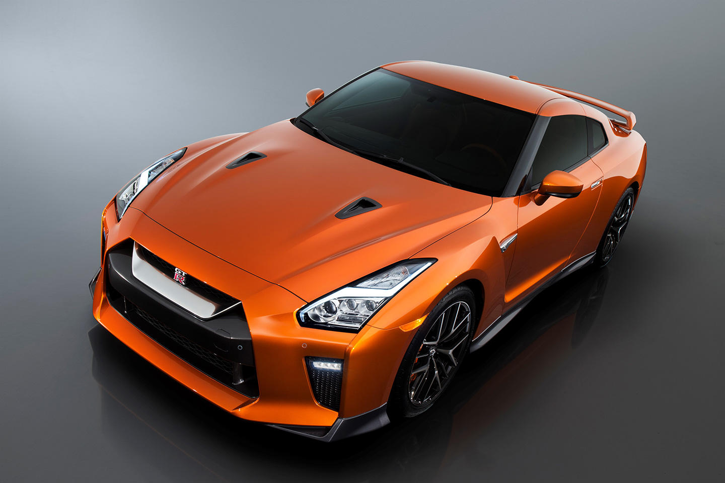 Nissan GT-R 2017: Mejora constante, con un morro más afilado y un interior renovado 3