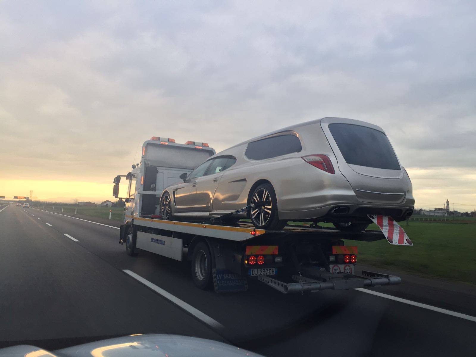 ¿Un Porsche Panamera transformado a coche fúnebre? Es real y aquí lo tienes... 3