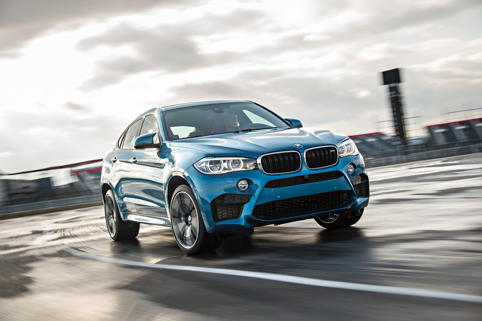 2015-BMW-X6M-7