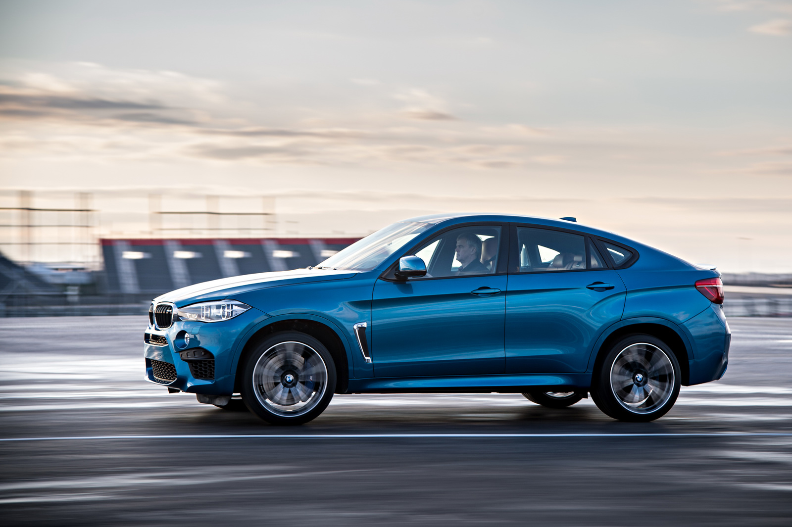 2015-BMW-X6M-10