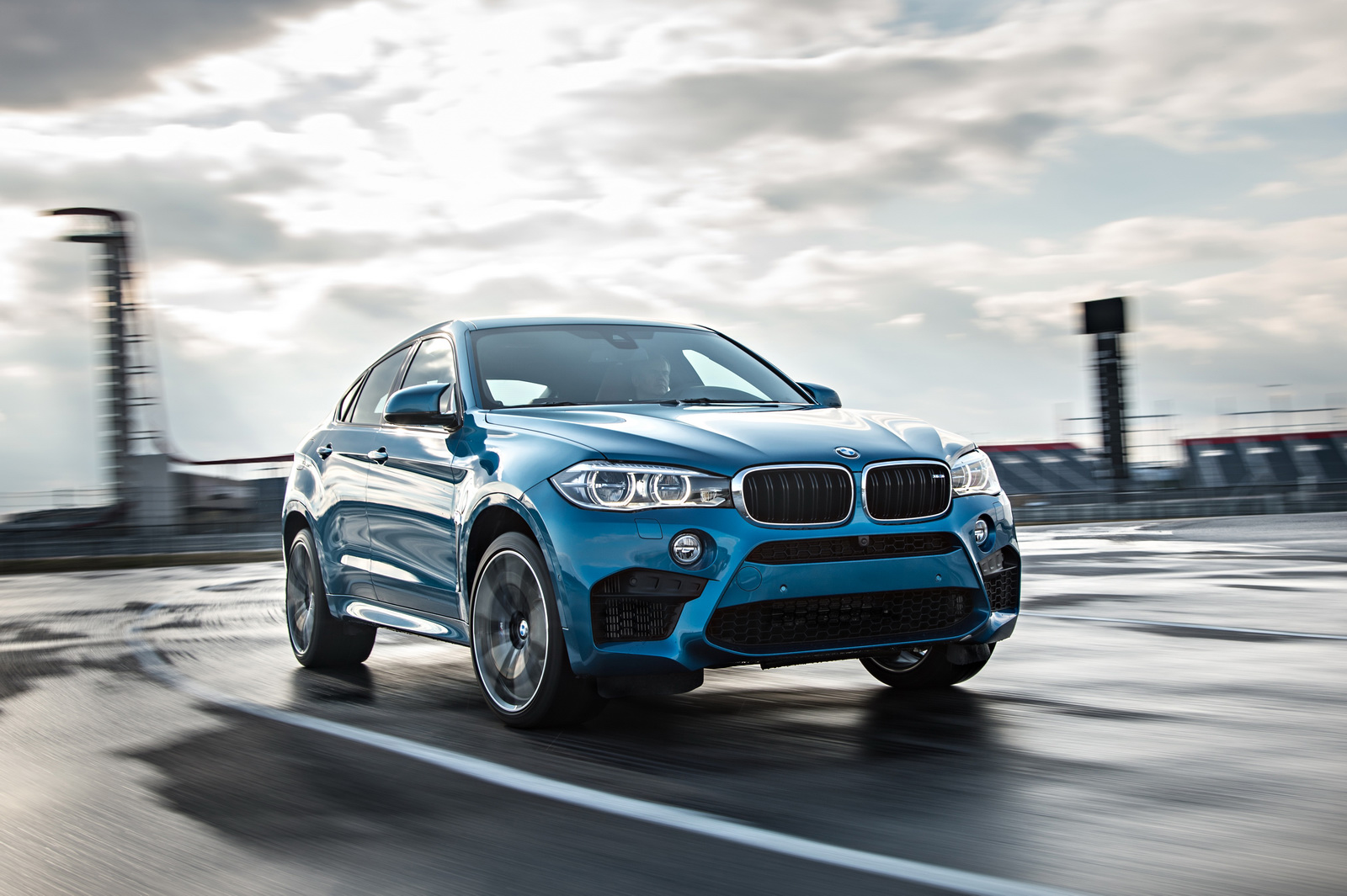 2015-BMW-X6M-11