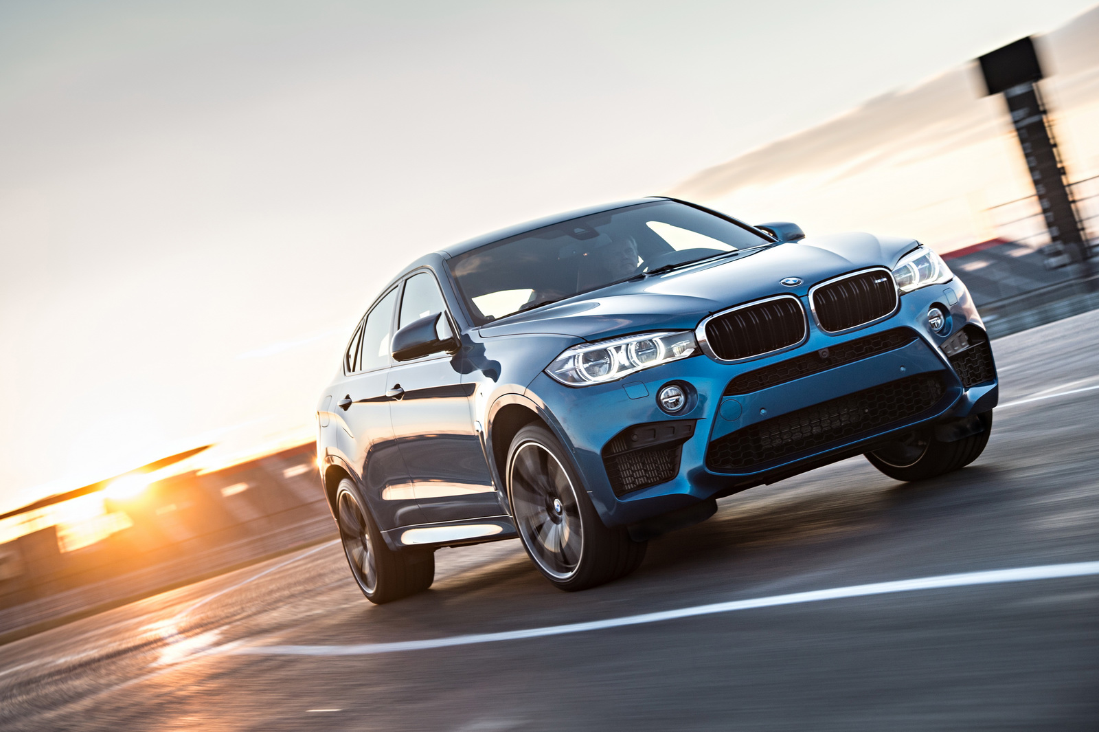 2015-BMW-X6M-22
