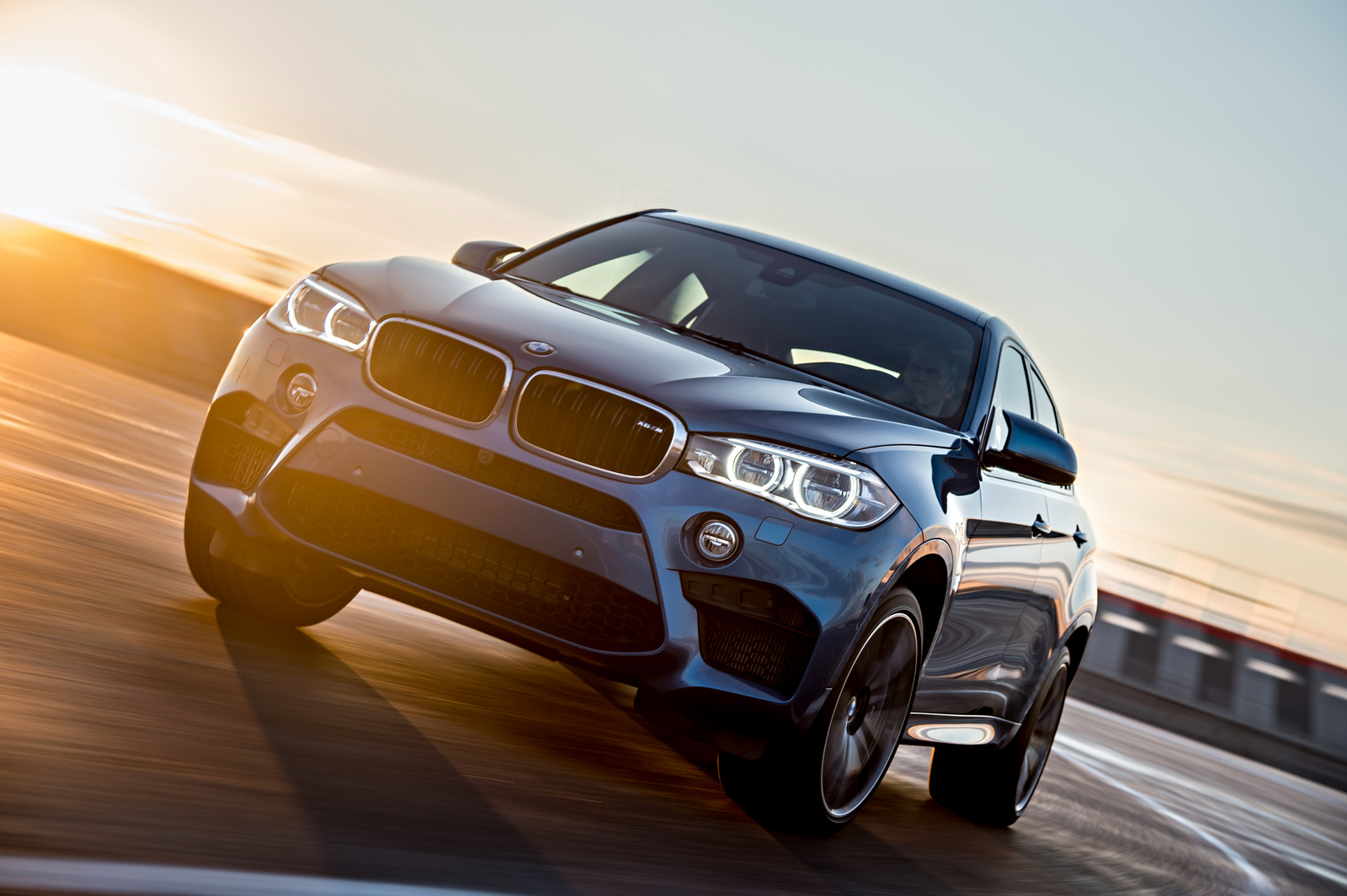 2015-BMW-X6M-23