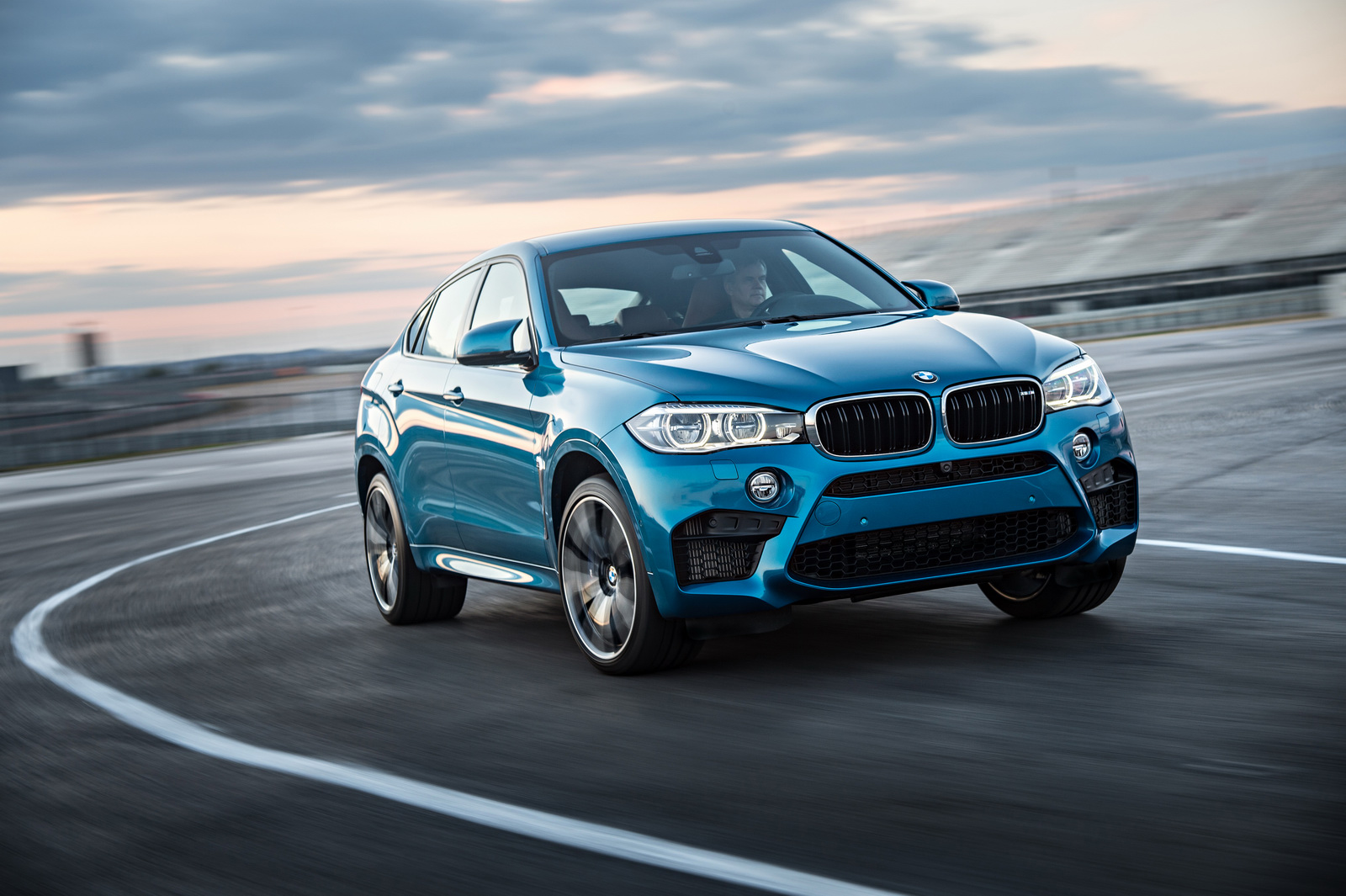 2015-BMW-X6M-25