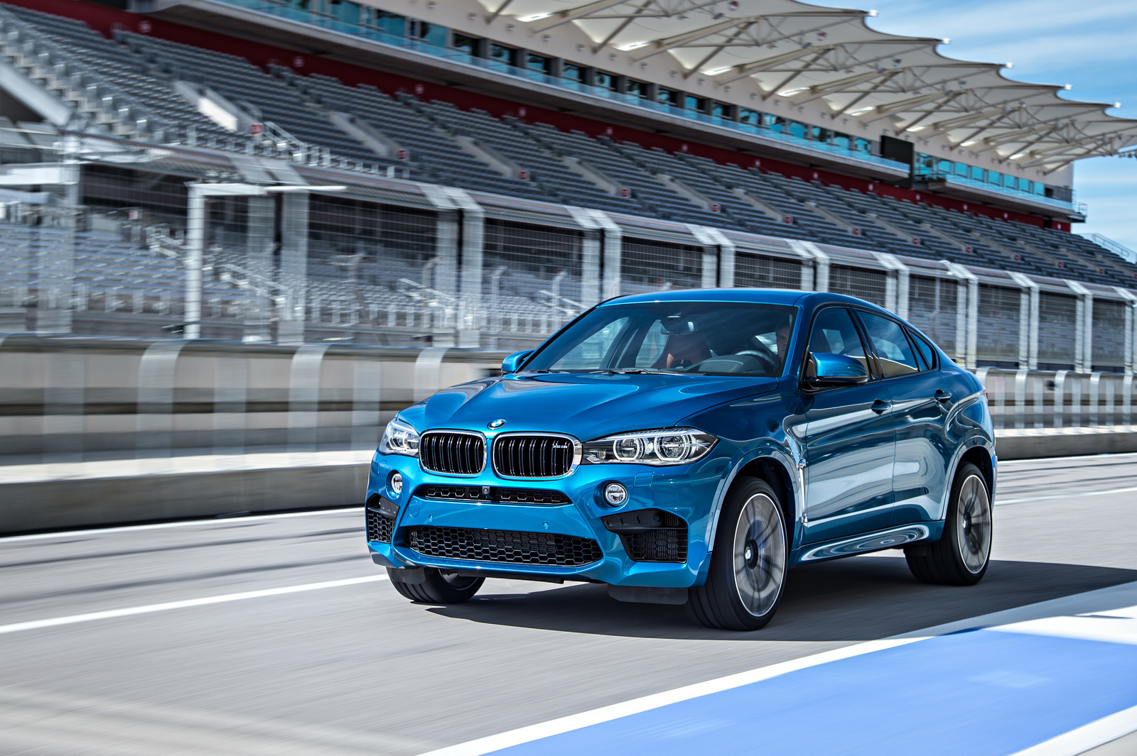 2015-BMW-X6M-27