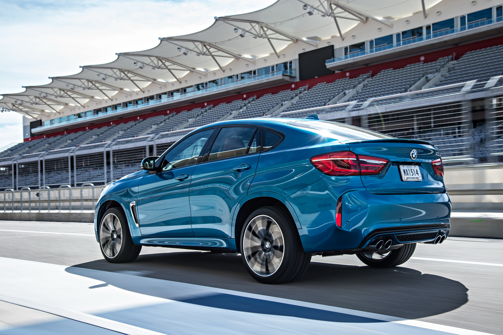 2015-BMW-X6M-31