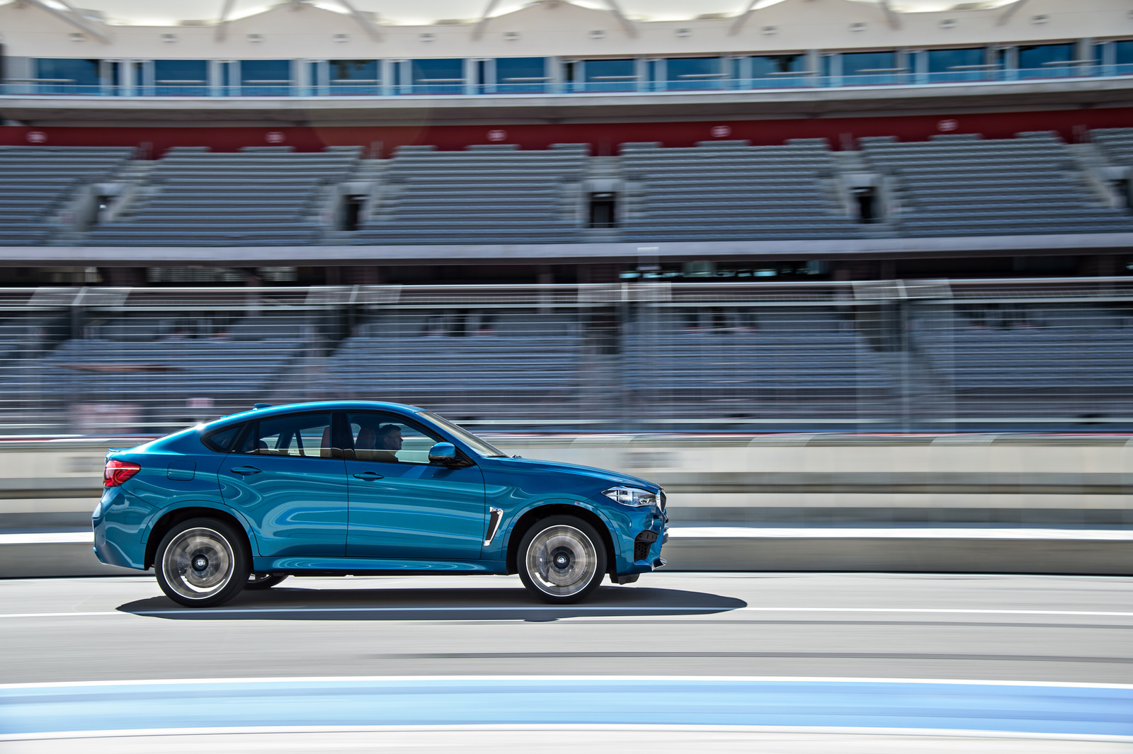 2015-BMW-X6M-35