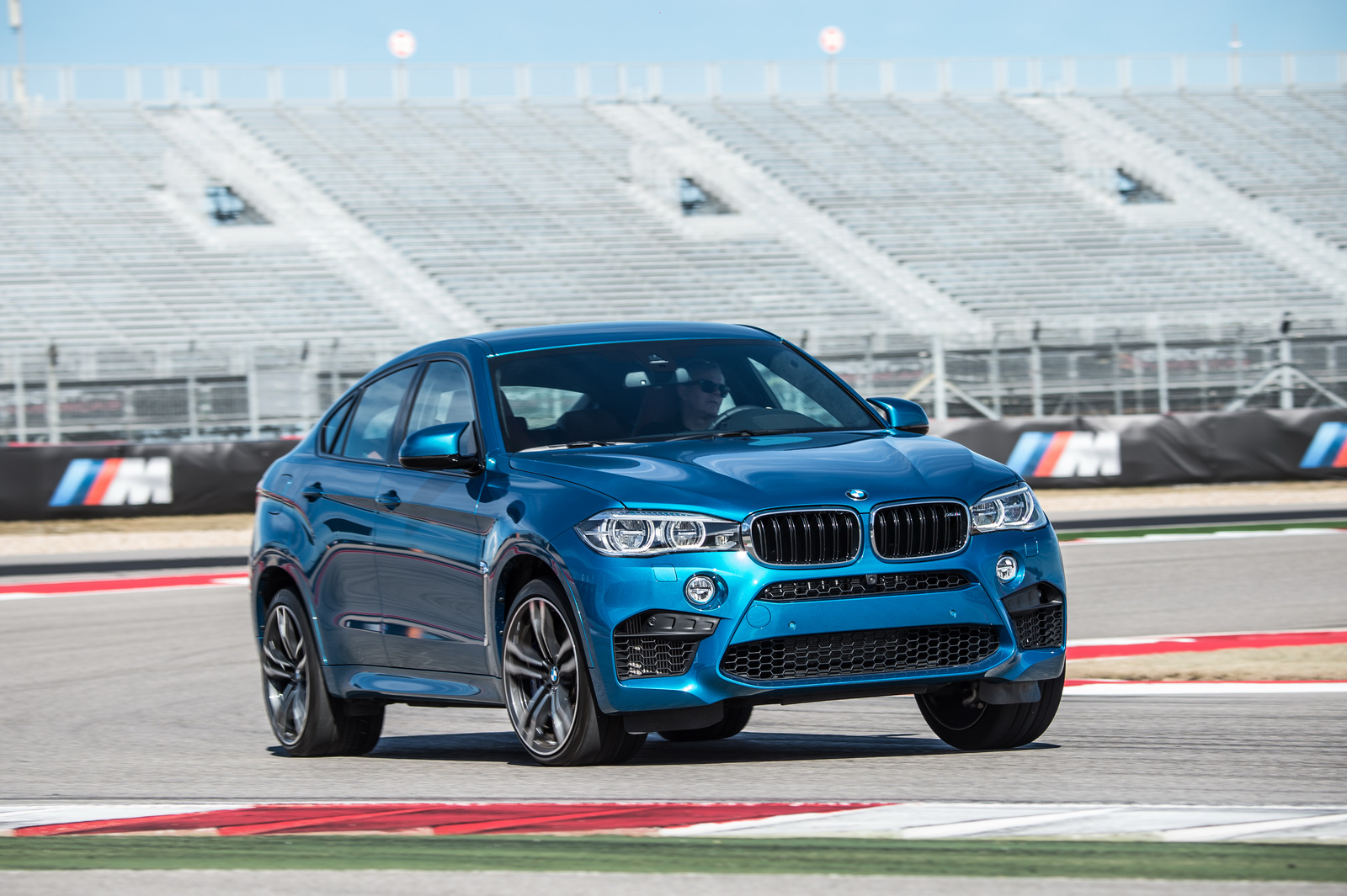 2015-BMW-X6M-50