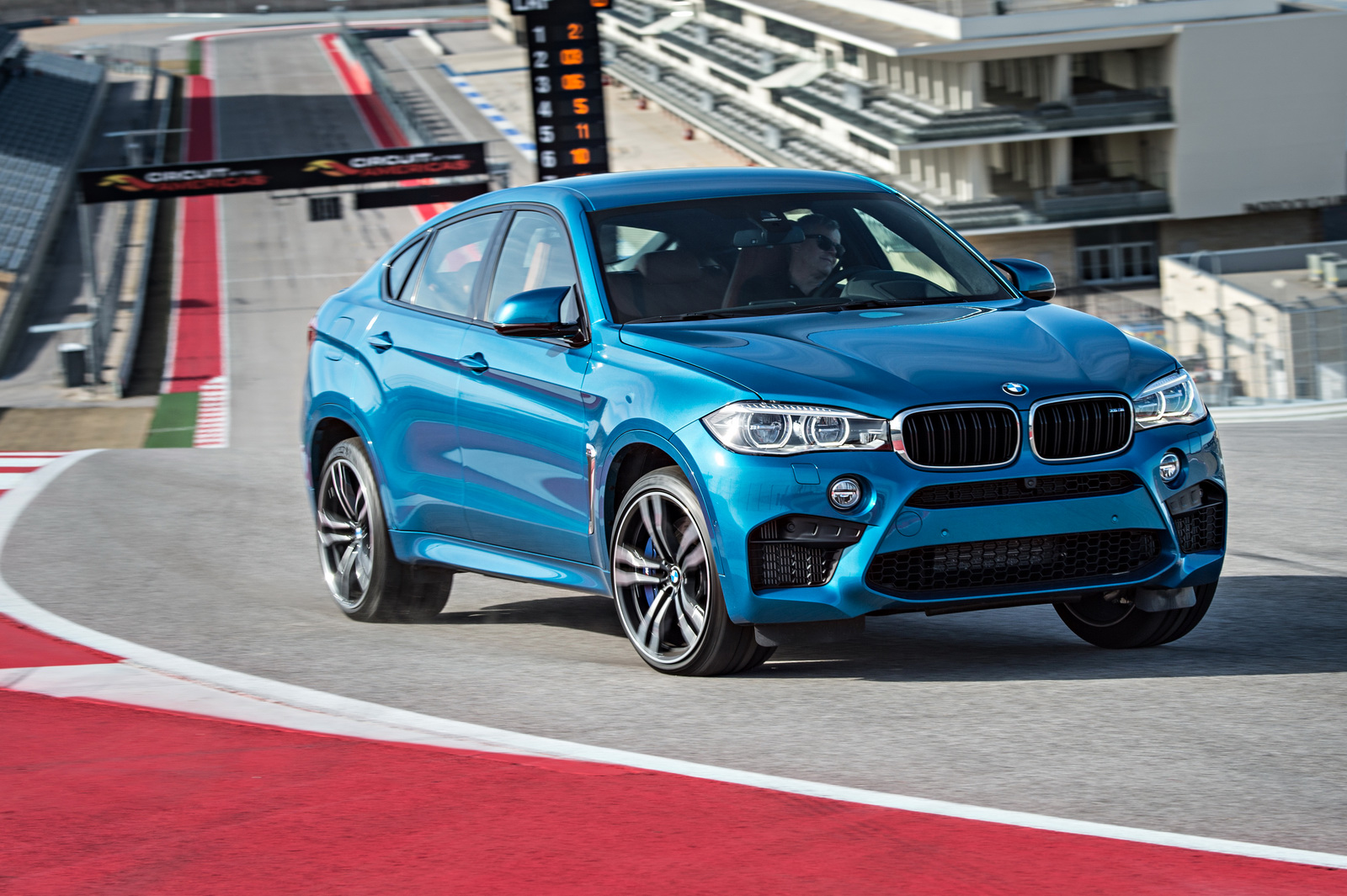 2015-BMW-X6M-60