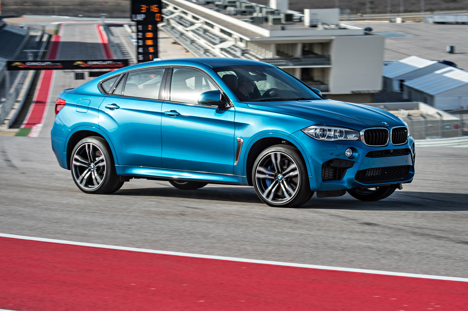 2015-BMW-X6M-61