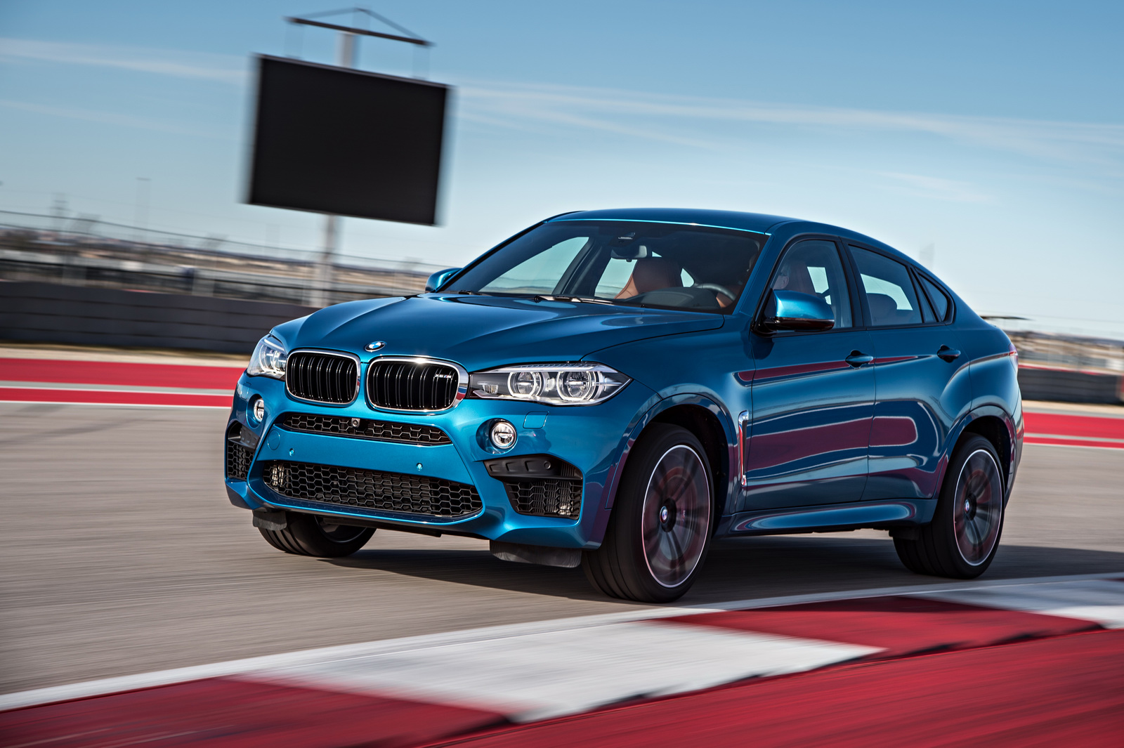 2015-BMW-X6M-64