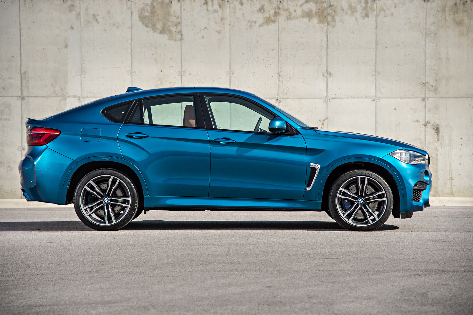 2015-BMW-X6M-91