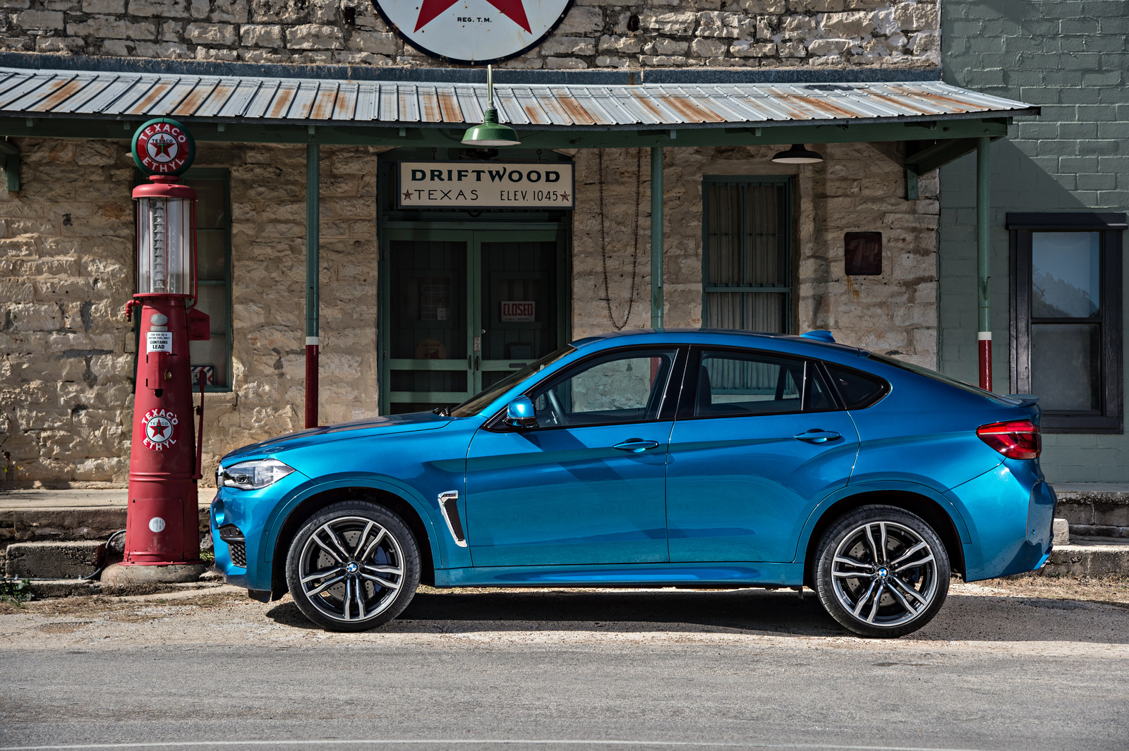 2015-BMW-X6M-99