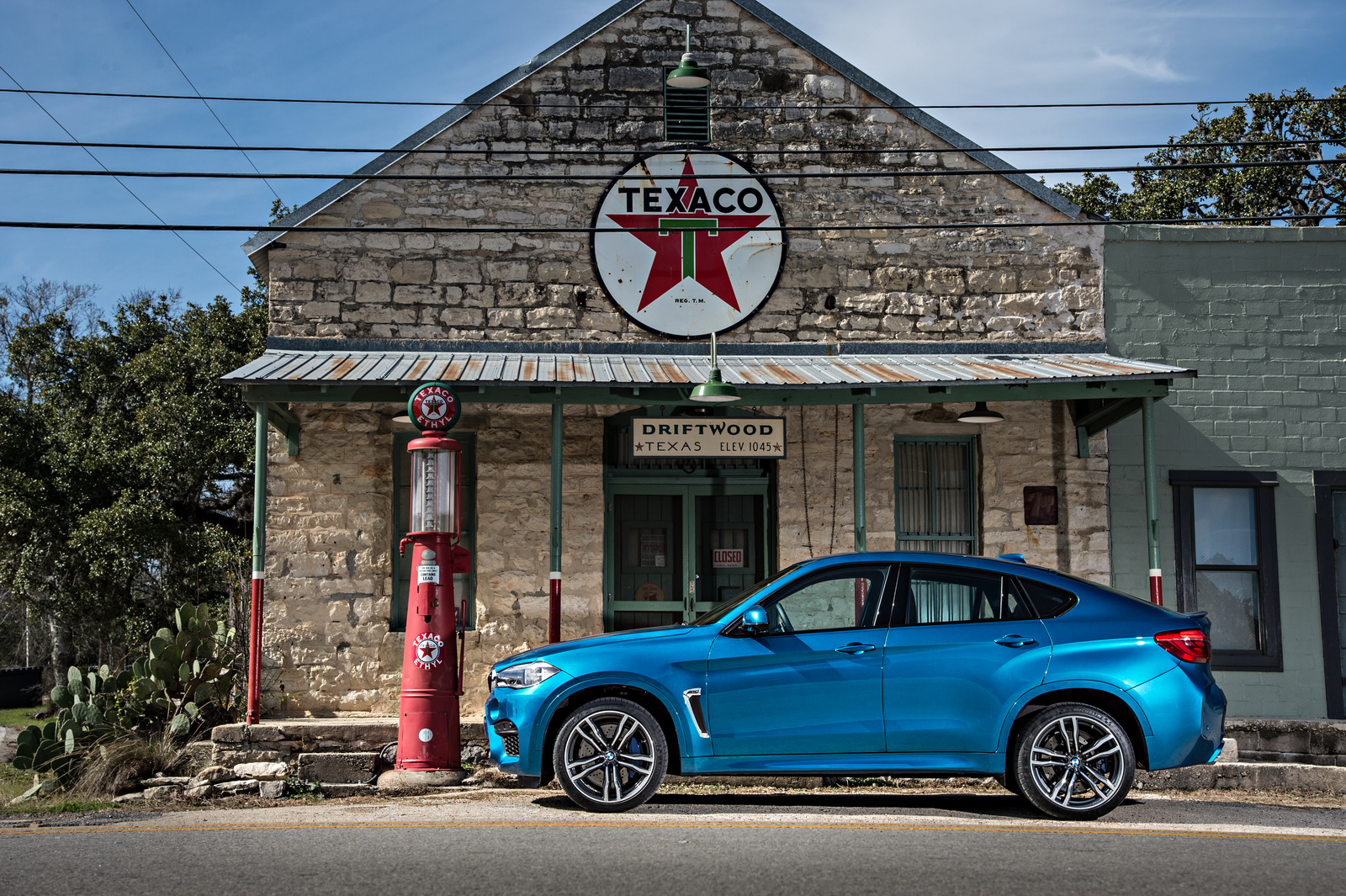 2015-BMW-X6M-101