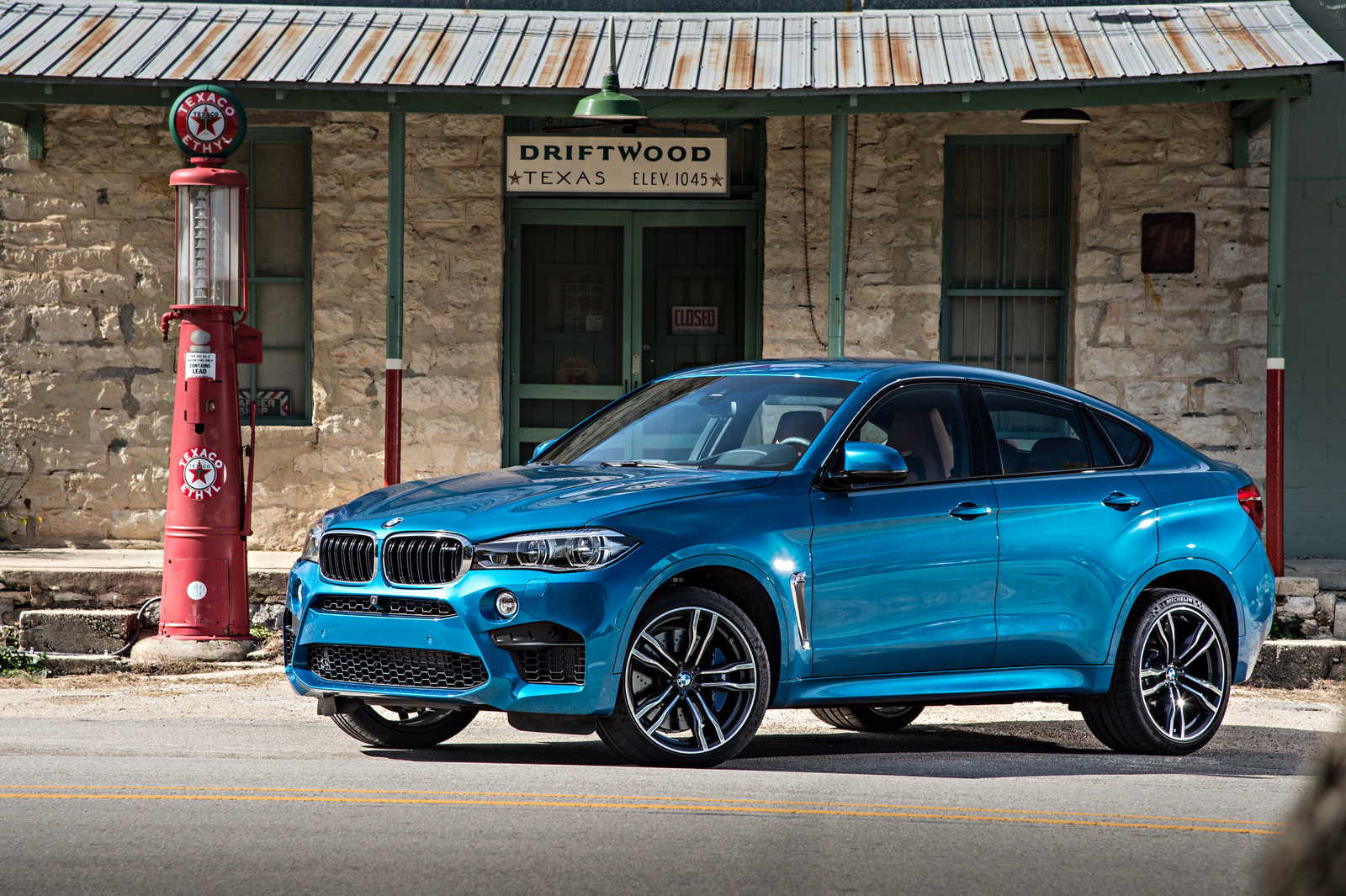 2015-BMW-X6M-102