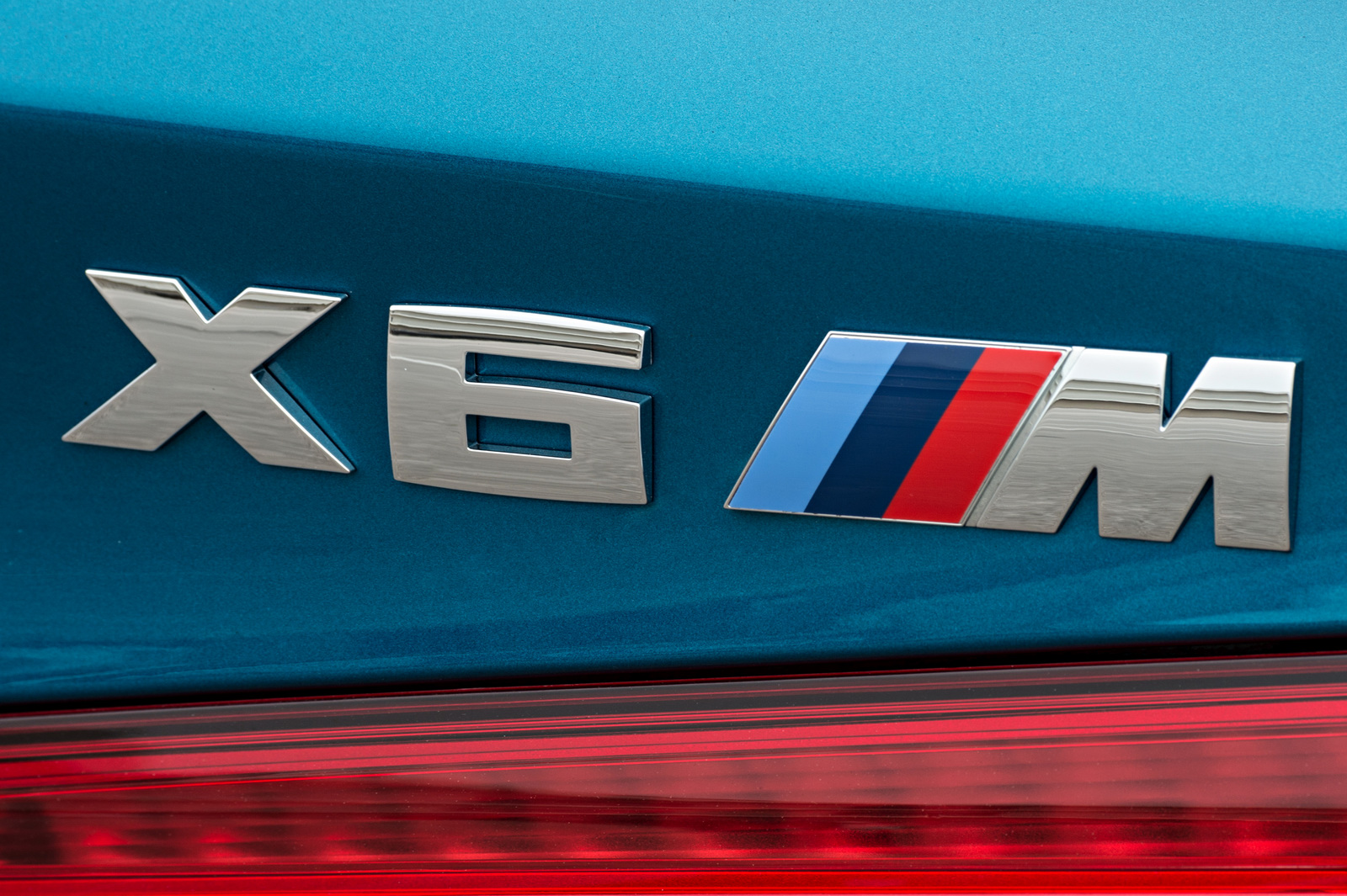2015-BMW-X6M-110
