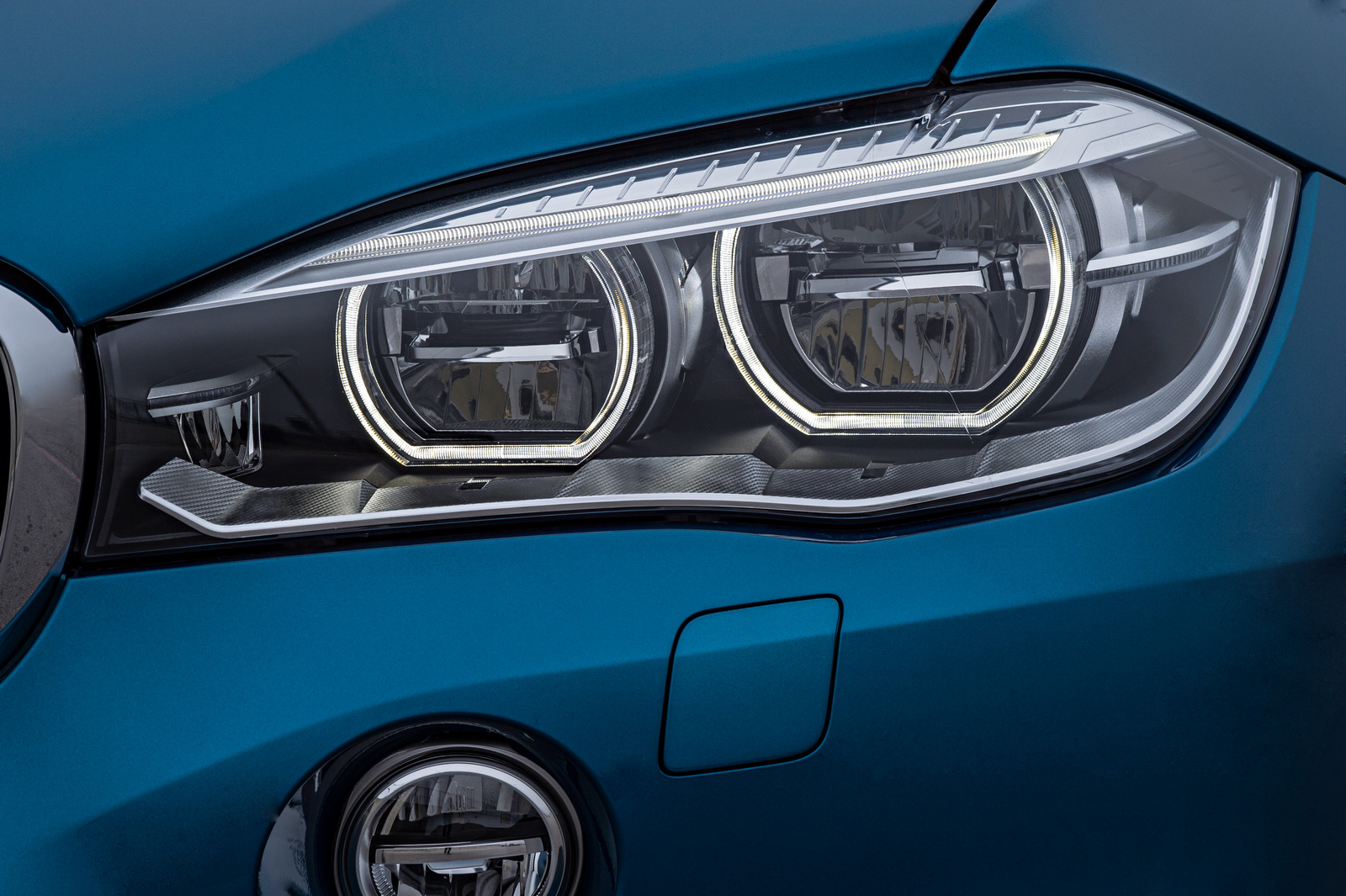 2015-BMW-X6M-113