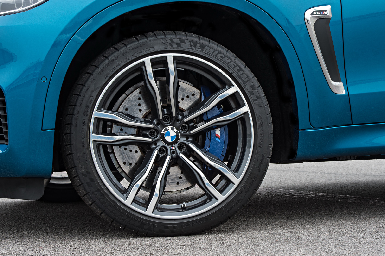 2015-BMW-X6M-114