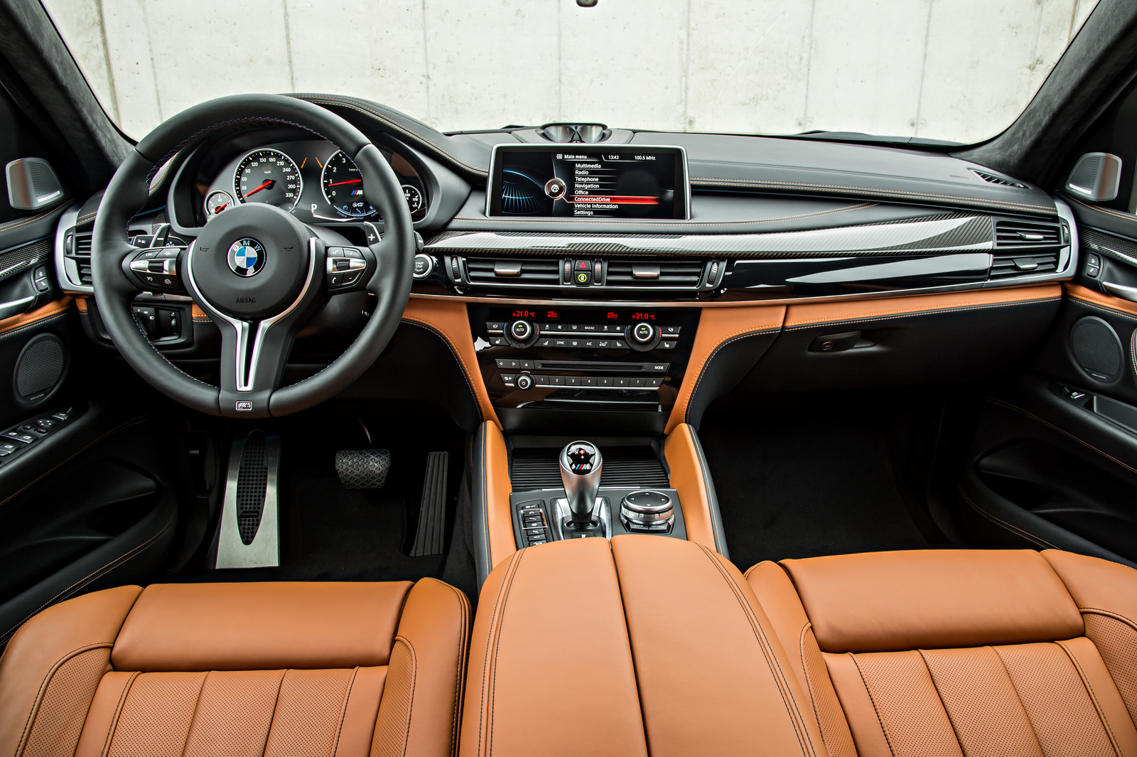 2015-BMW-X6M-115