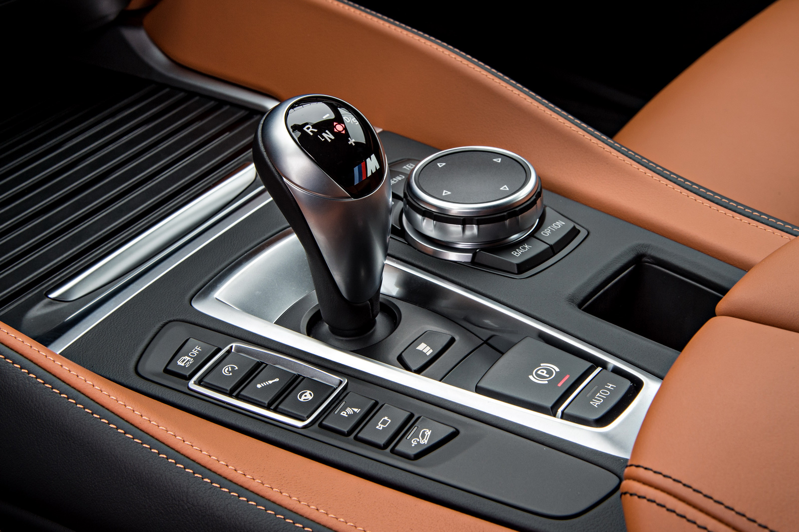 2015-BMW-X6M-120
