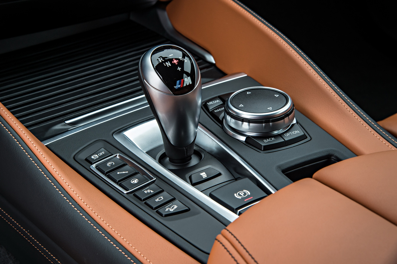 2015-BMW-X6M-121