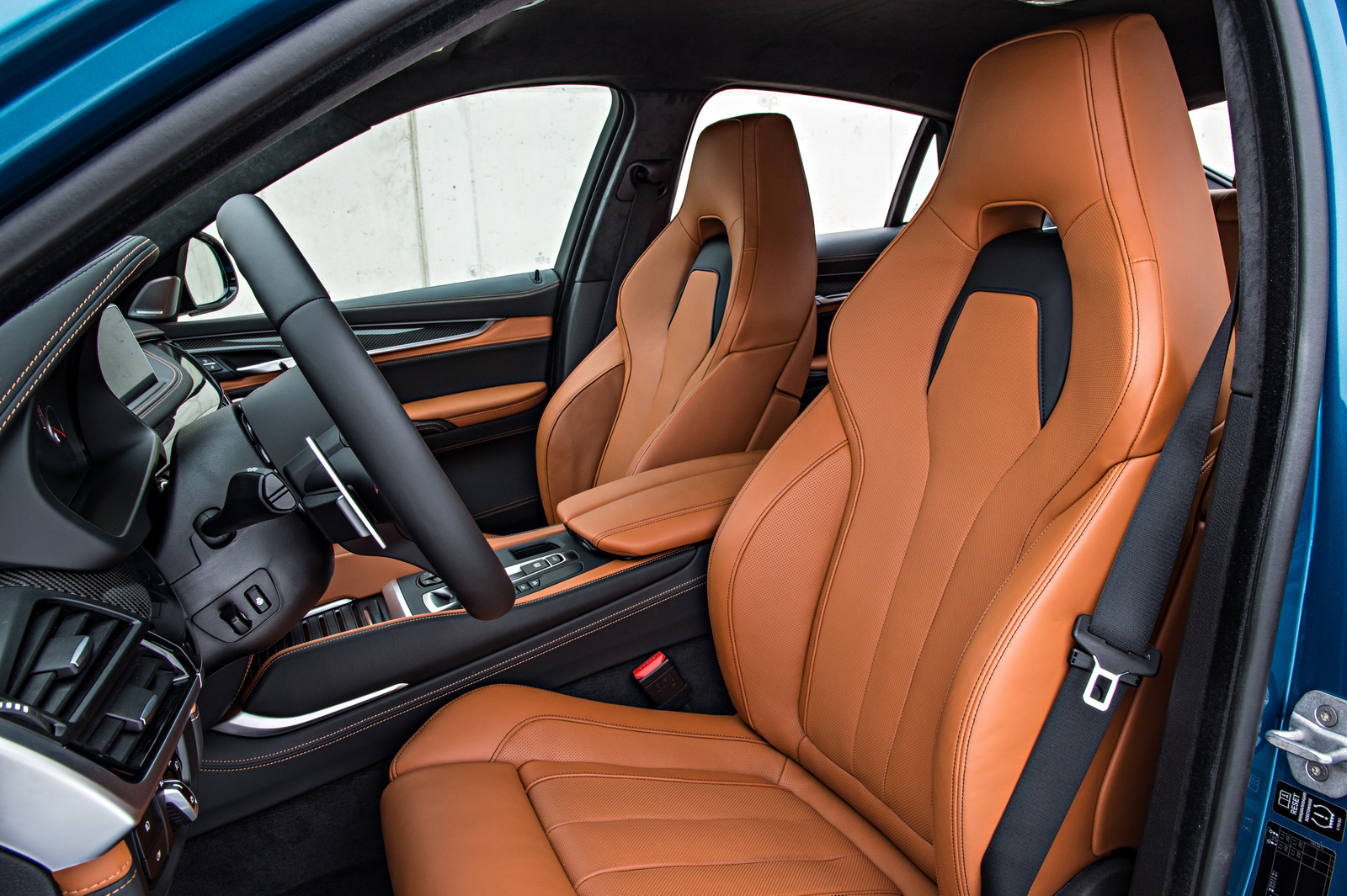 2015-BMW-X6M-122