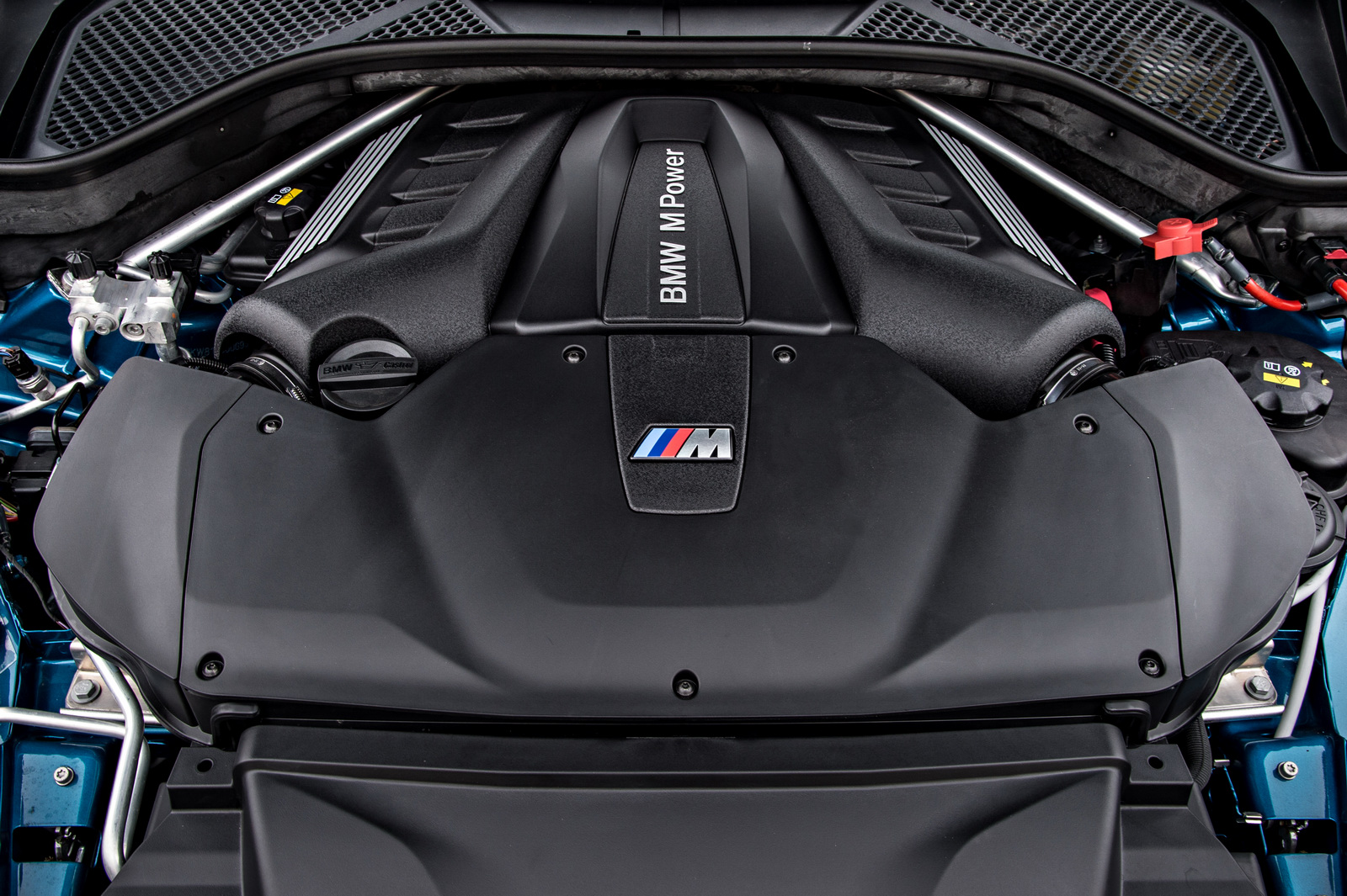 2015-BMW-X6M-133