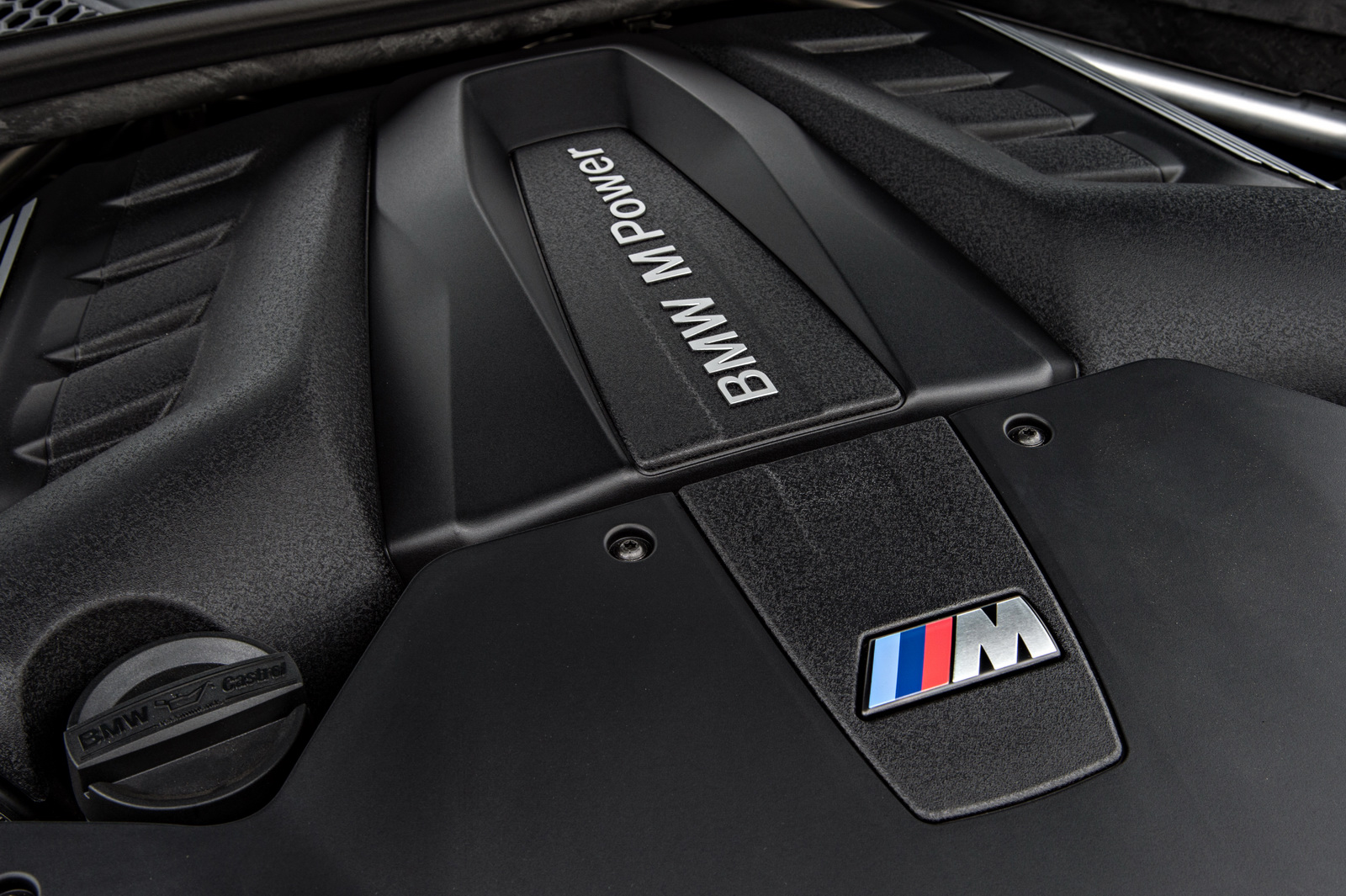 2015-BMW-X6M-134