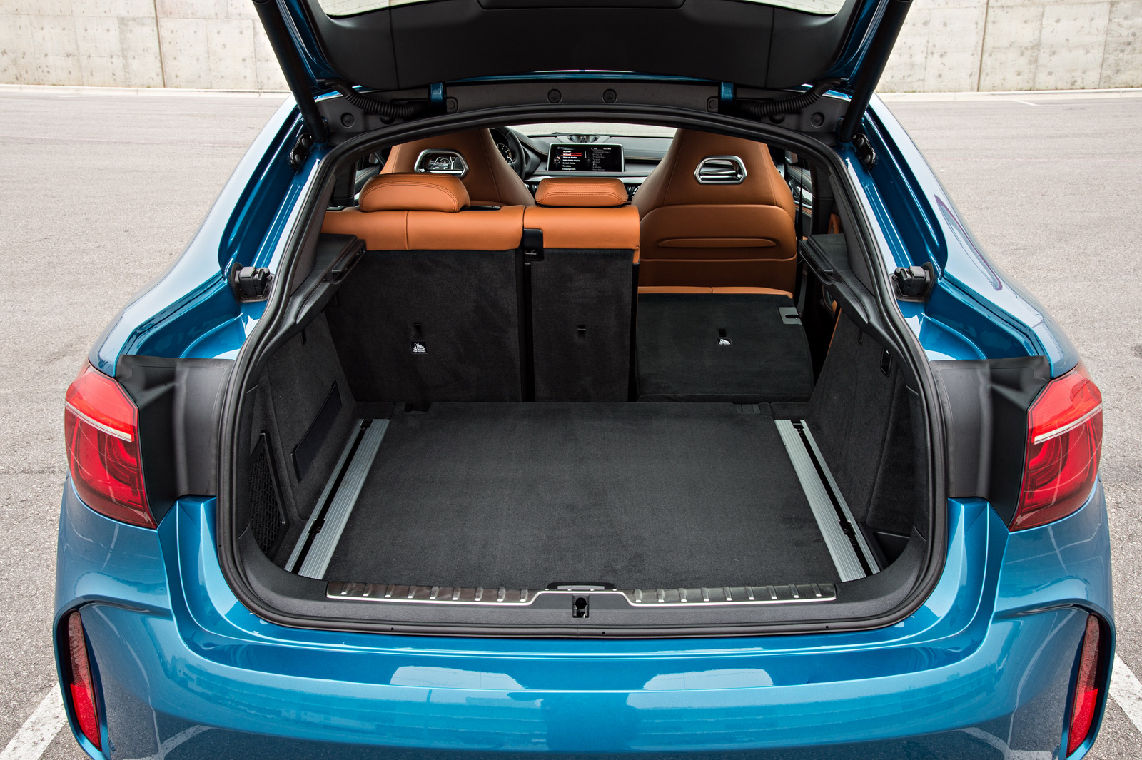 2015-BMW-X6M-145