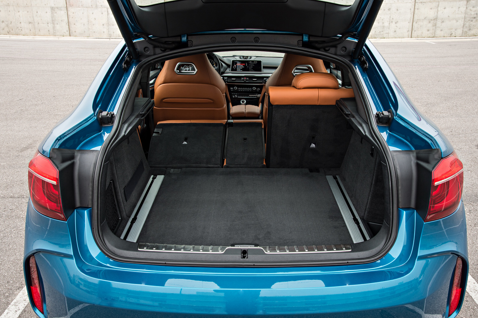 2015-BMW-X6M-147