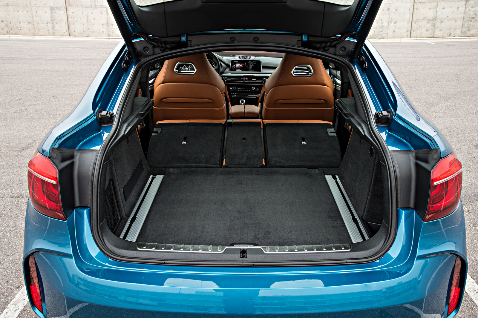 2015-BMW-X6M-148