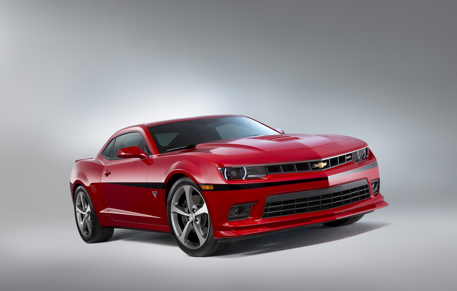2015-Chevrolet-Camaro-Commemorative-Edition-1