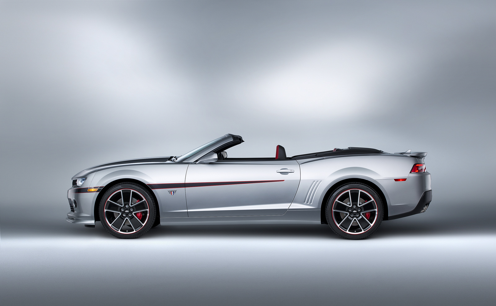 2015-Chevrolet-Camaro-Commemorative-Edition-2