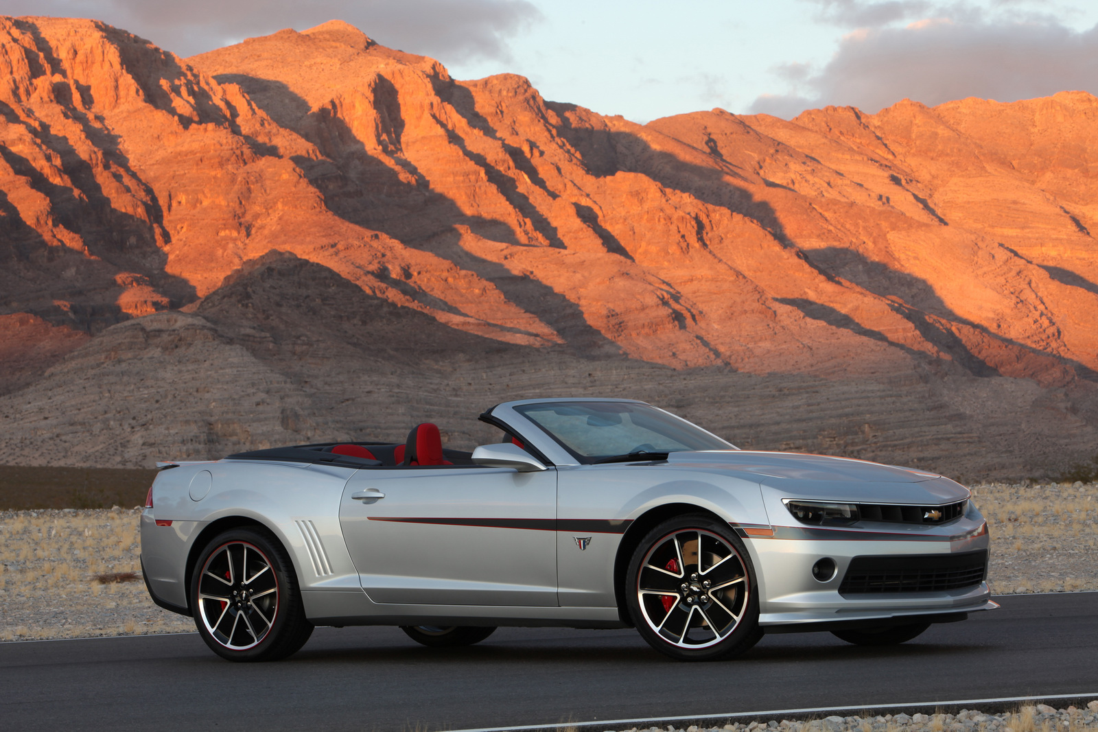 2015-Chevrolet-Camaro-Commemorative-Edition-3