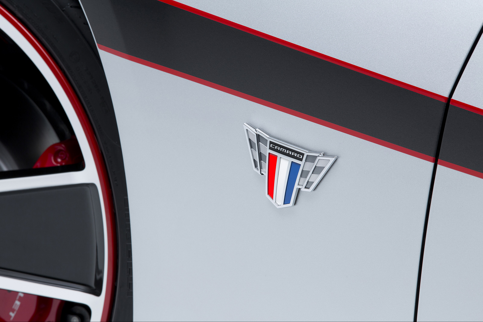 2015-Chevrolet-Camaro-Commemorative-Edition-6
