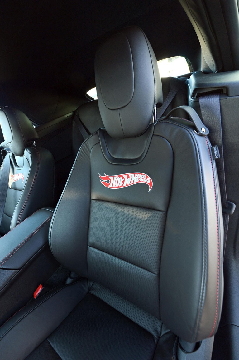 2013-chevrolet-camaro-hotwheels-edition-convertible-74