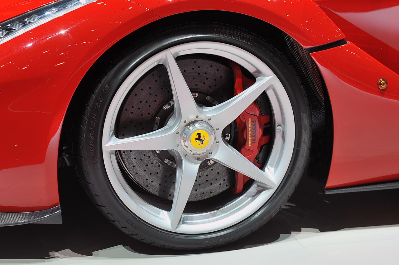 16-ferrari-laferrari-geneva
