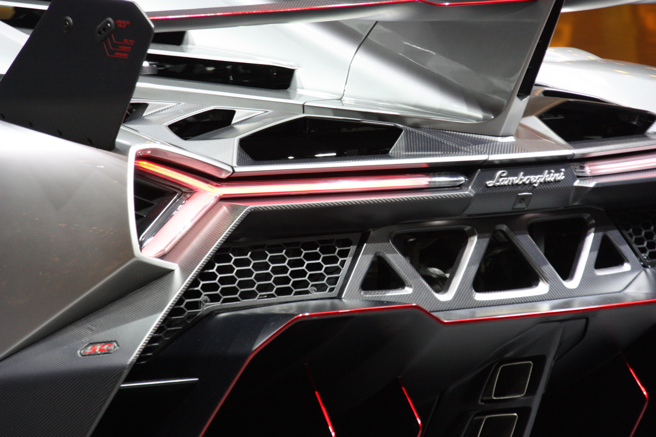 016-lamborghini-veneno-geneva-2013