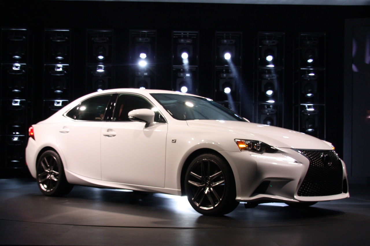 2014-lexus-is-detroit-2013-05