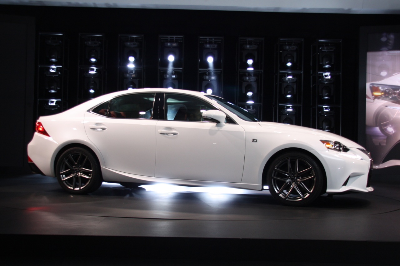 2014-lexus-is-detroit-2013-06