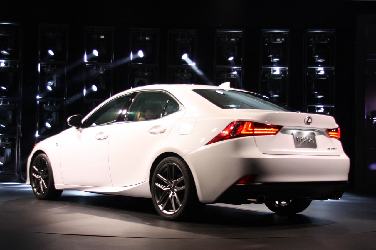 2014-lexus-is-detroit-2013-07