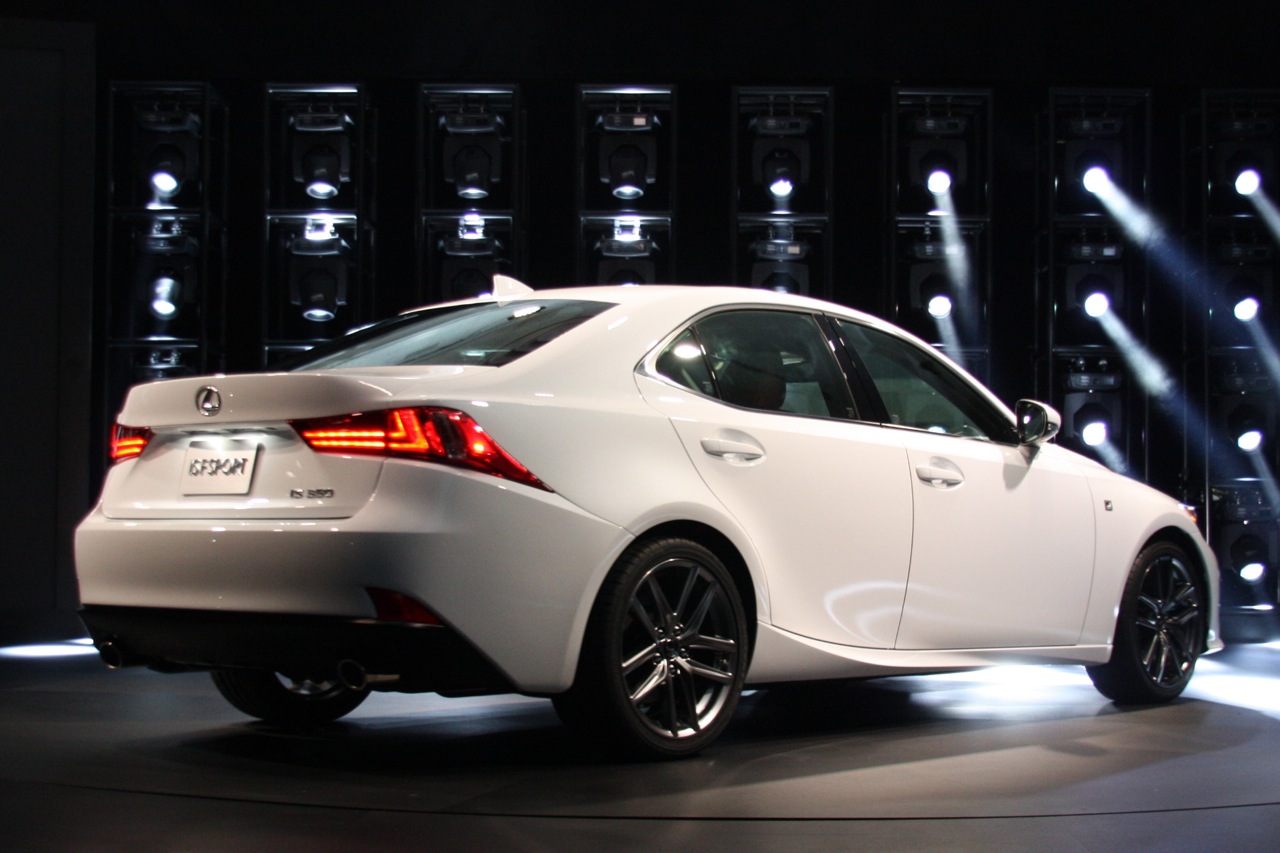 2014-lexus-is-detroit-2013-08