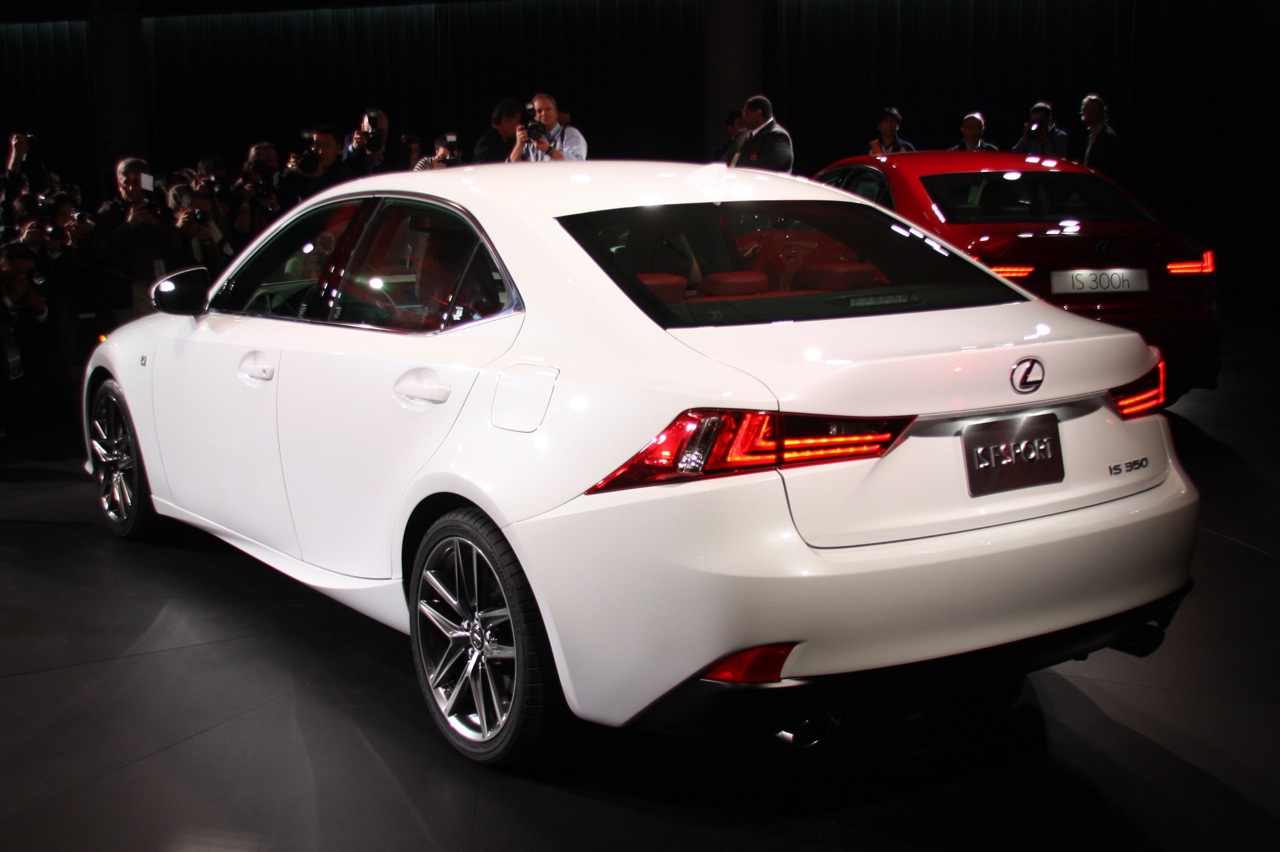 2014-lexus-is-detroit-2013-09