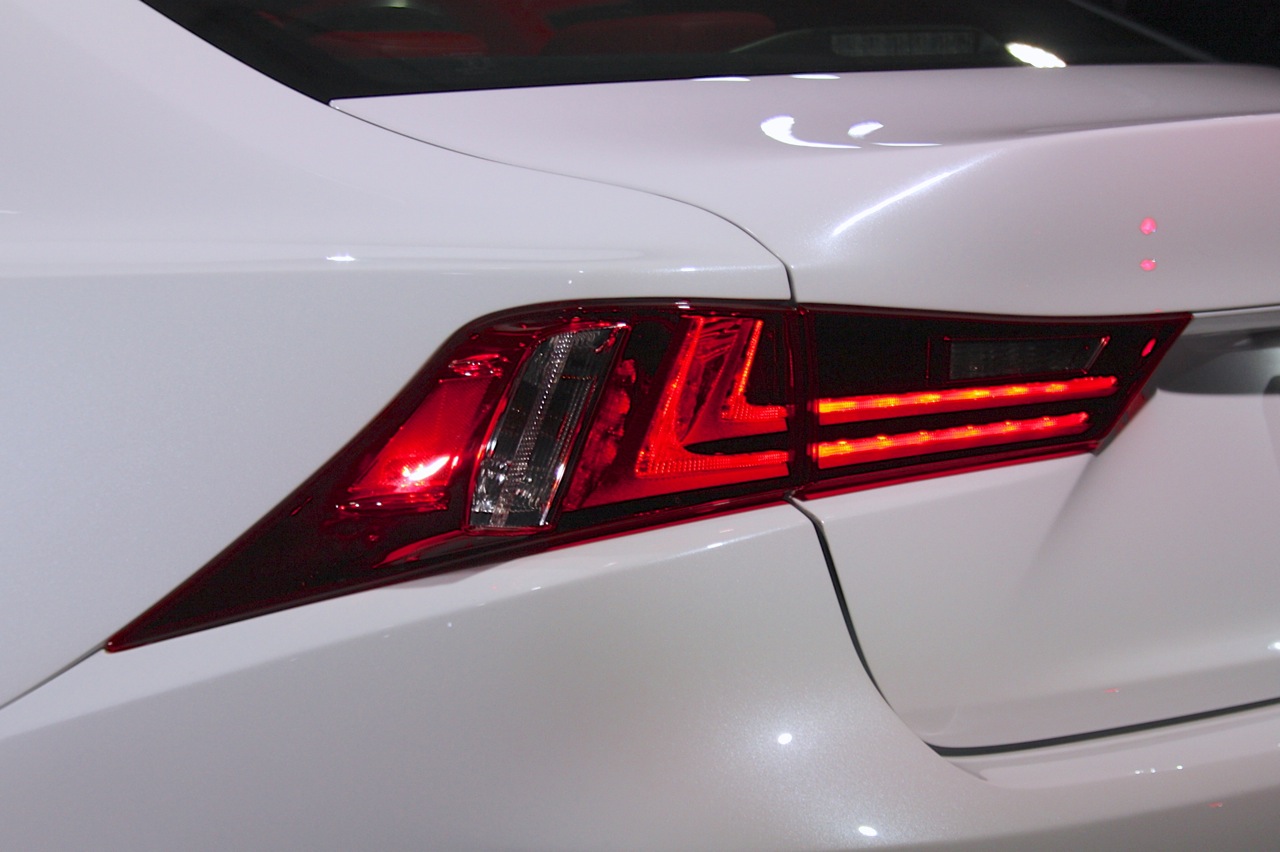 2014-lexus-is-detroit-2013-17