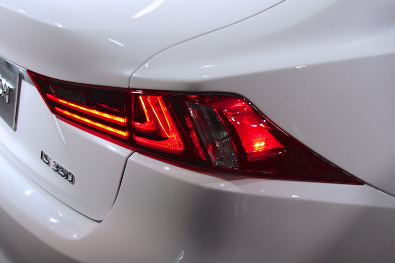 2014-lexus-is-detroit-2013-18