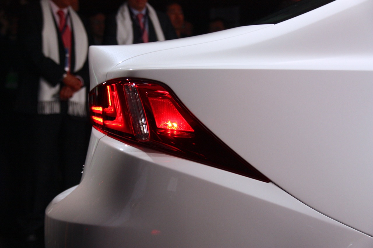 2014-lexus-is-detroit-2013-19