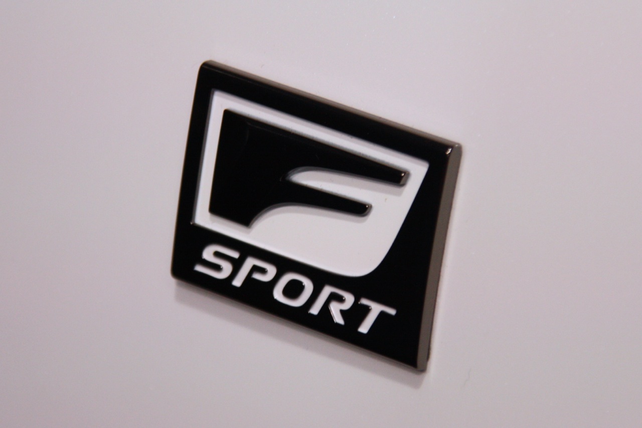 2014-lexus-is-detroit-2013-21